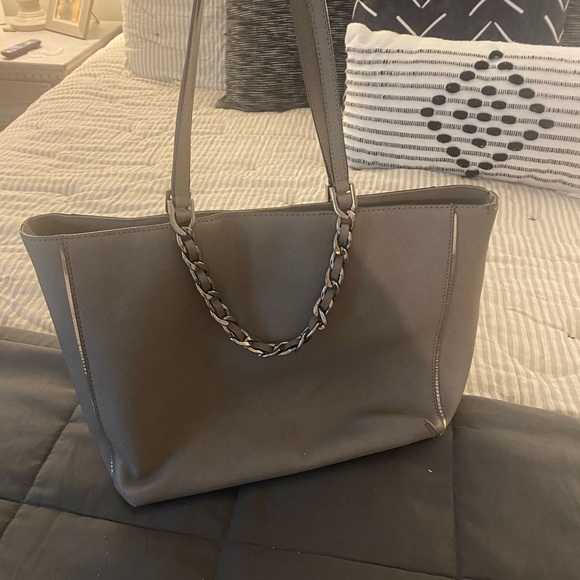 Mid size Michael Kors hand bag. - Picture 5 of 5